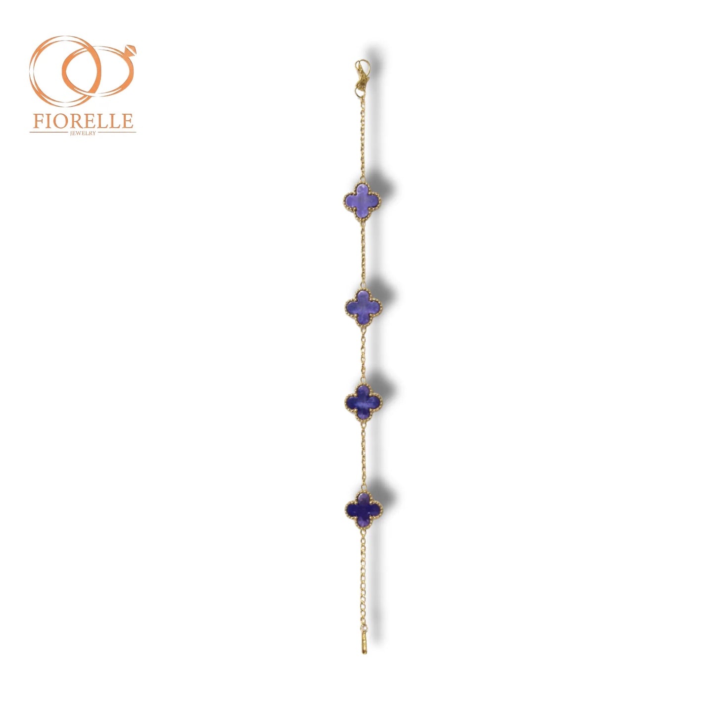 Pulsera Dorada con Dijes Tipo Trébol en Tono Lila