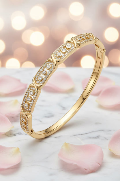 Brazalete Dorado de Microcirconia con Motivos Rectangulares Decorativos