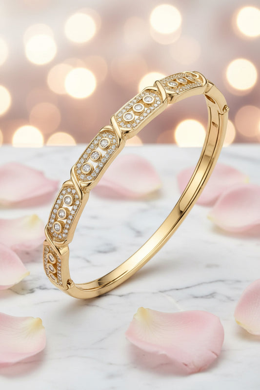 Brazalete Dorado de Microcirconia con Motivos Rectangulares Decorativos