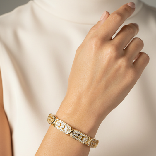 Brazalete Dorado de Microcirconia con Motivos Rectangulares Decorativos