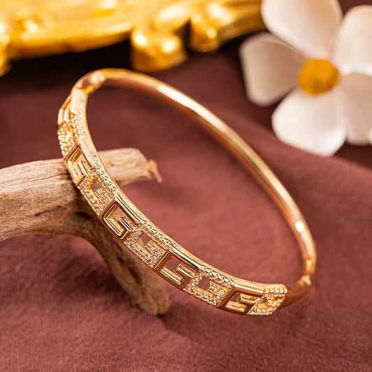 Brazalete con baño en oro 18k de Microcirconia con Diseño Entrelazado
