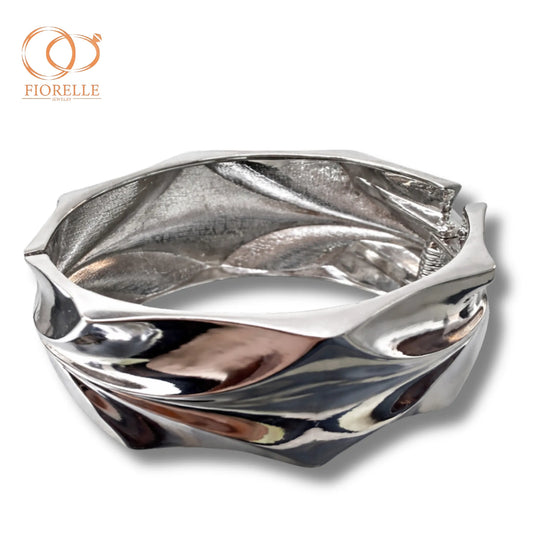 Brazalete Rígido Ondulado Plateado de Diseño Escultórico