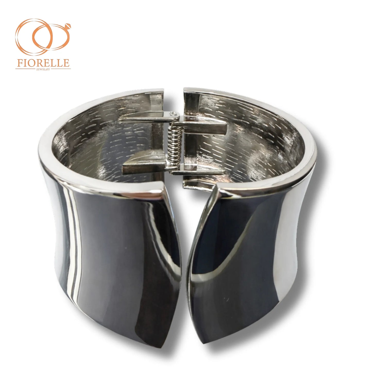 Brazalete Ancho Plateado Pulido con Cierre de Resorte
