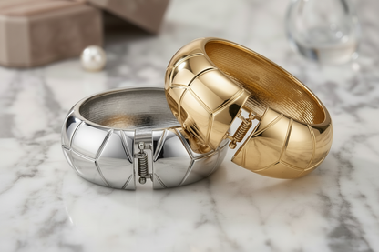 Brazalete dorado abierto por la mitad mostrando mecanismo de cierre - Relieve Geométrico